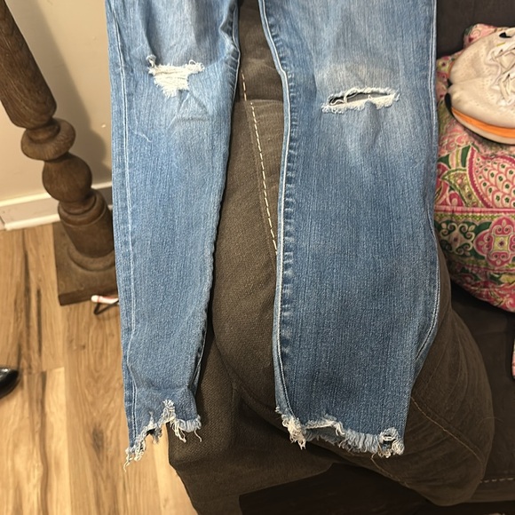 Madewell 9” High Rise Skinny Jean
Distressed knees and at ankles - Picture 4 of 4